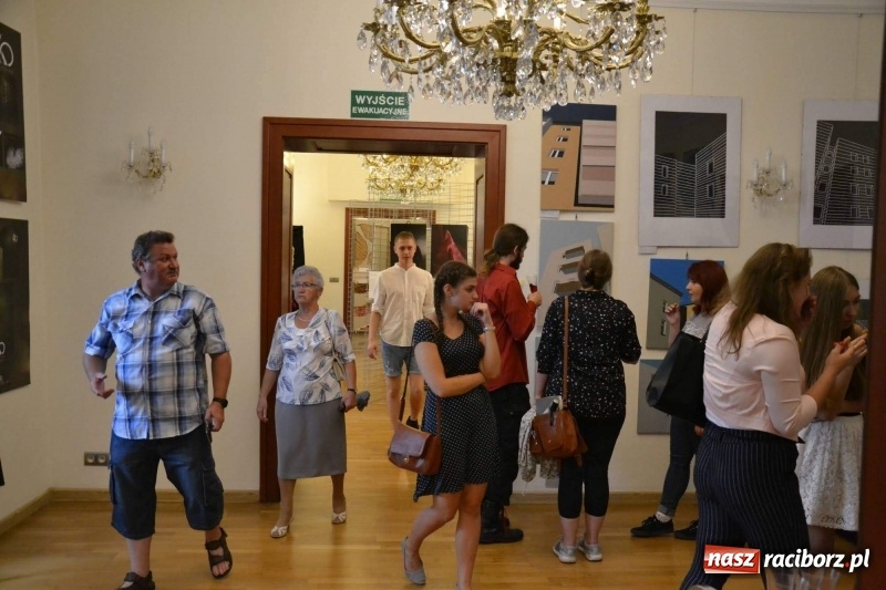 Zdjęcie w galerii na portalu naszraciborz.pl: DYPLOMY 2018 - wernisaż wystawy prac dyplomowych absolwentów PWSZ  wiadomości z regionu