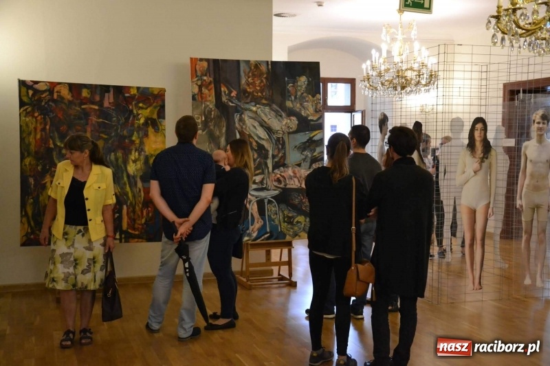 Zdjęcie w galerii na portalu naszraciborz.pl: DYPLOMY 2018 - wernisaż wystawy prac dyplomowych absolwentów PWSZ  wiadomości z regionu