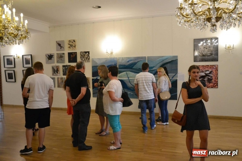 Zdjęcie w galerii na portalu naszraciborz.pl: DYPLOMY 2018 - wernisaż wystawy prac dyplomowych absolwentów PWSZ  wiadomości z regionu