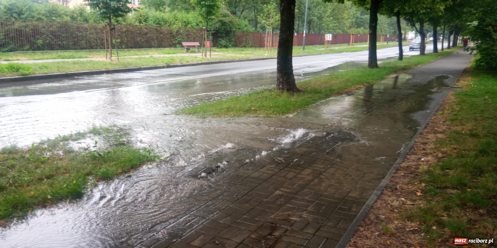 Zdjęcie w galerii na portalu naszraciborz.pl: Awaria wodociągowa przy Słowackiego wiadomości z regionu