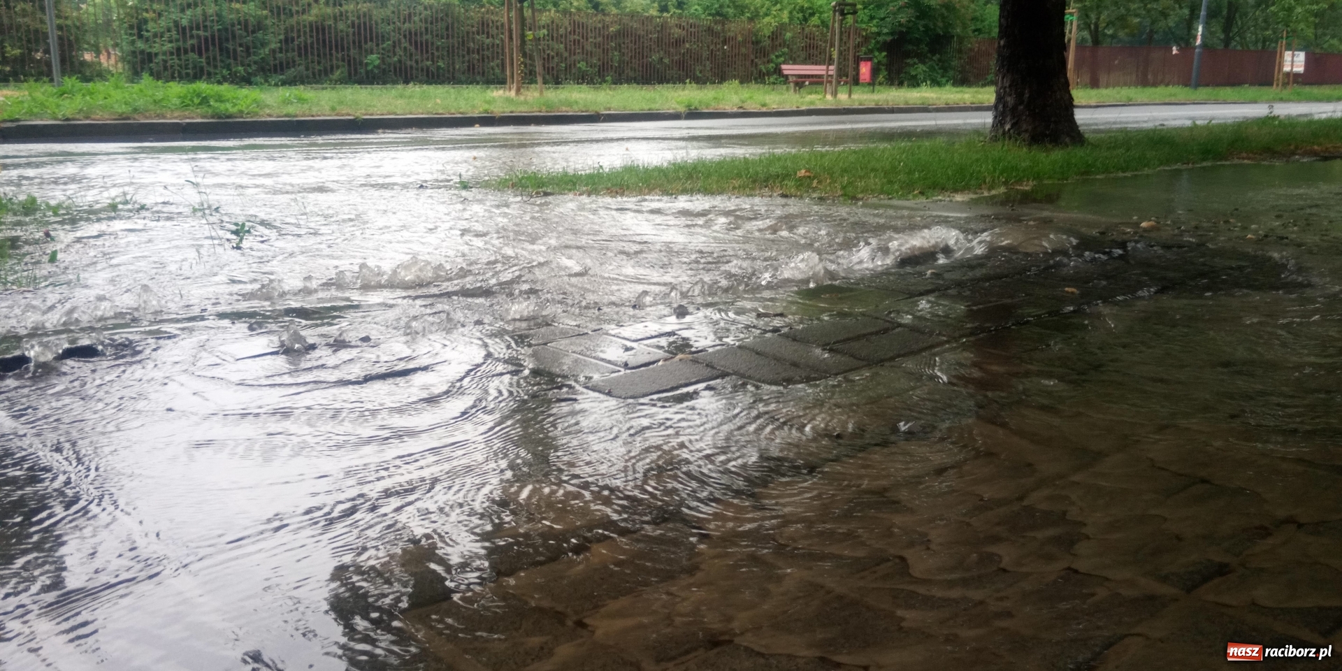 Zdjęcie w galerii na portalu naszraciborz.pl: Awaria wodociągowa przy Słowackiego wiadomości z regionu