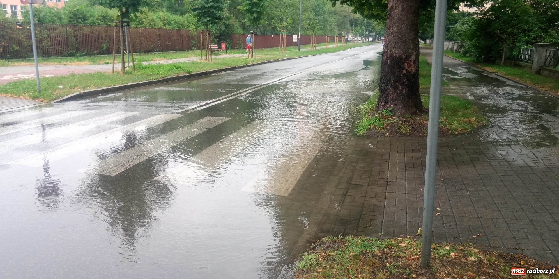 Zdjęcie w galerii na portalu naszraciborz.pl: Awaria wodociągowa przy Słowackiego wiadomości z regionu