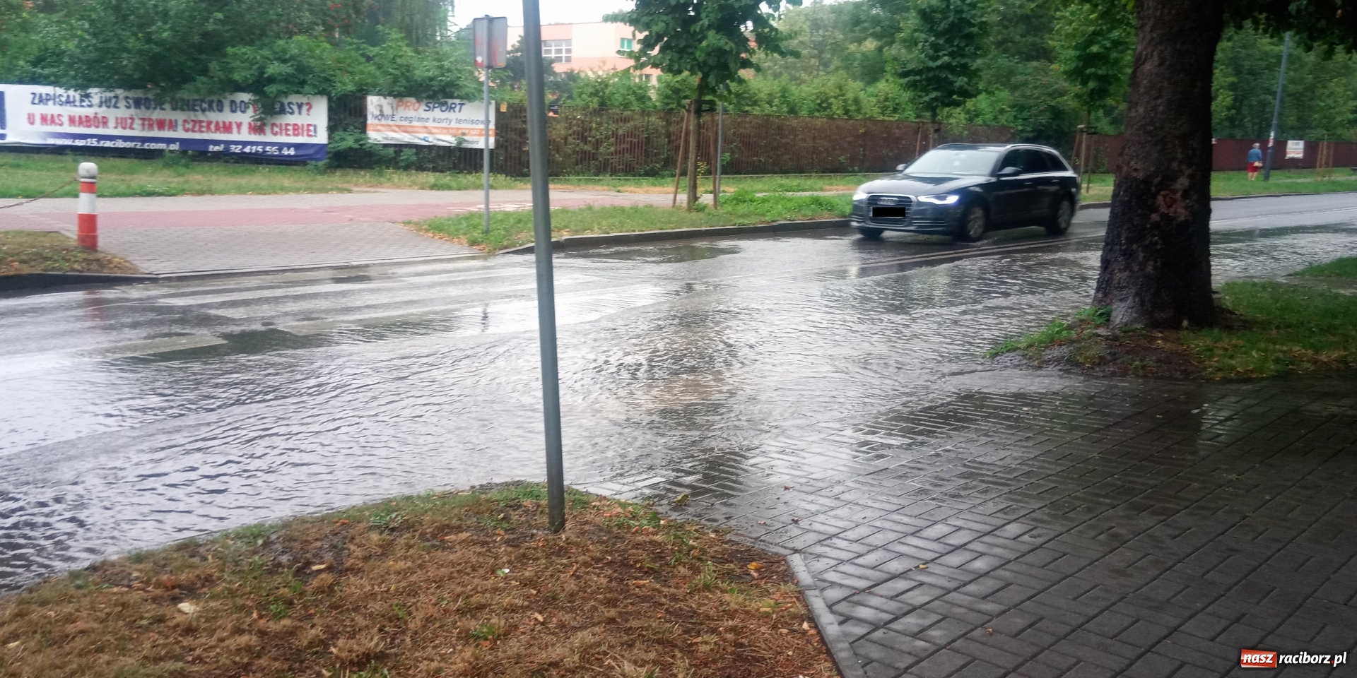 Zdjęcie w galerii na portalu naszraciborz.pl: Awaria wodociągowa przy Słowackiego wiadomości z regionu