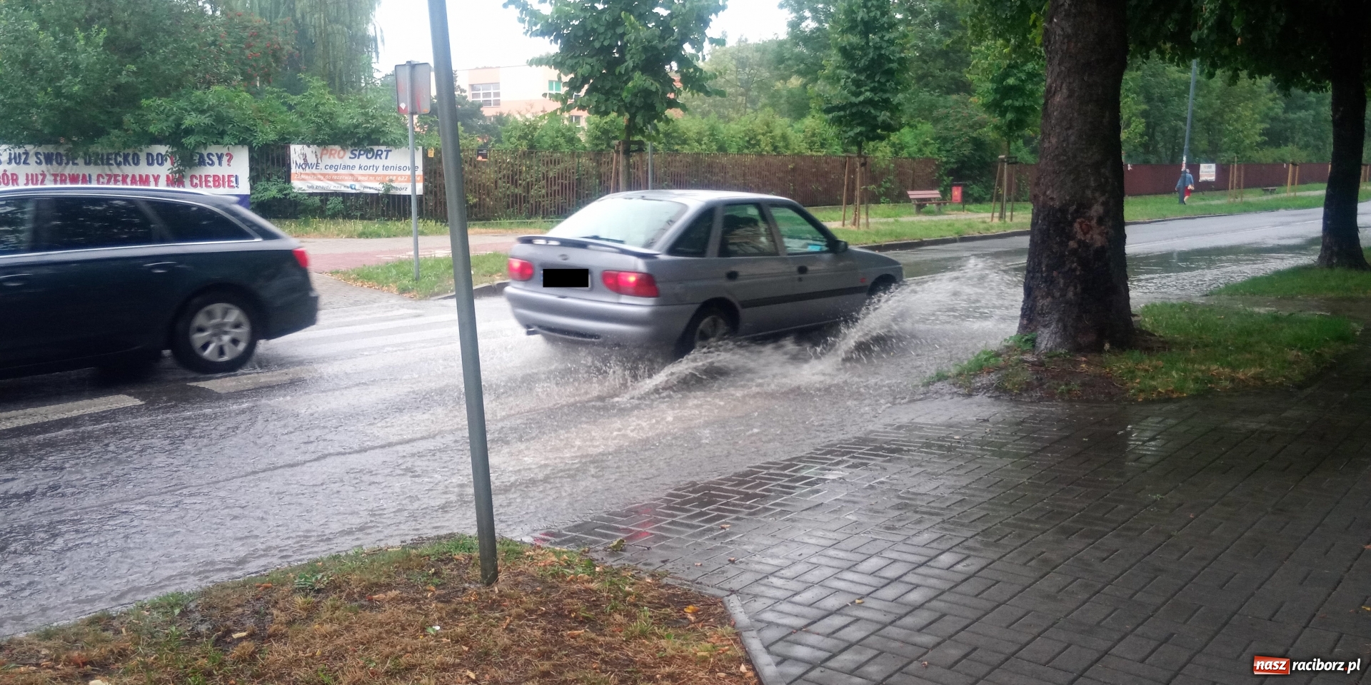 Zdjęcie w galerii na portalu naszraciborz.pl: Awaria wodociągowa przy Słowackiego wiadomości z regionu