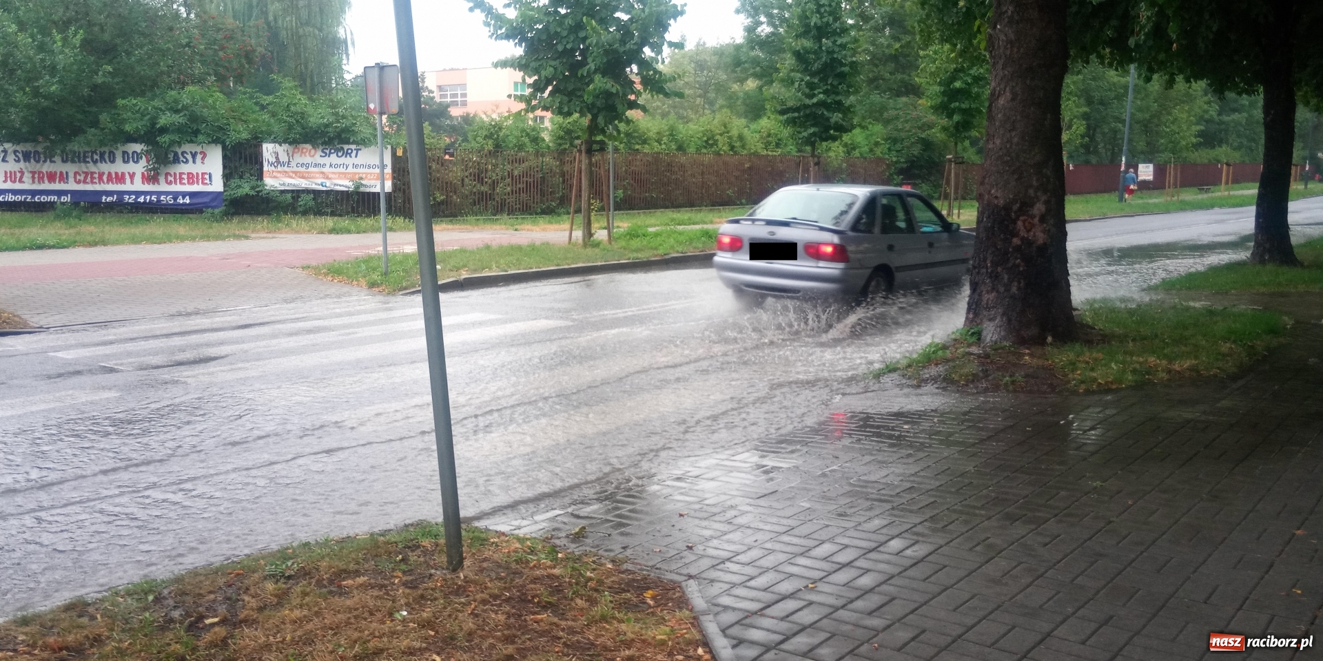 Zdjęcie w galerii na portalu naszraciborz.pl: Awaria wodociągowa przy Słowackiego wiadomości z regionu