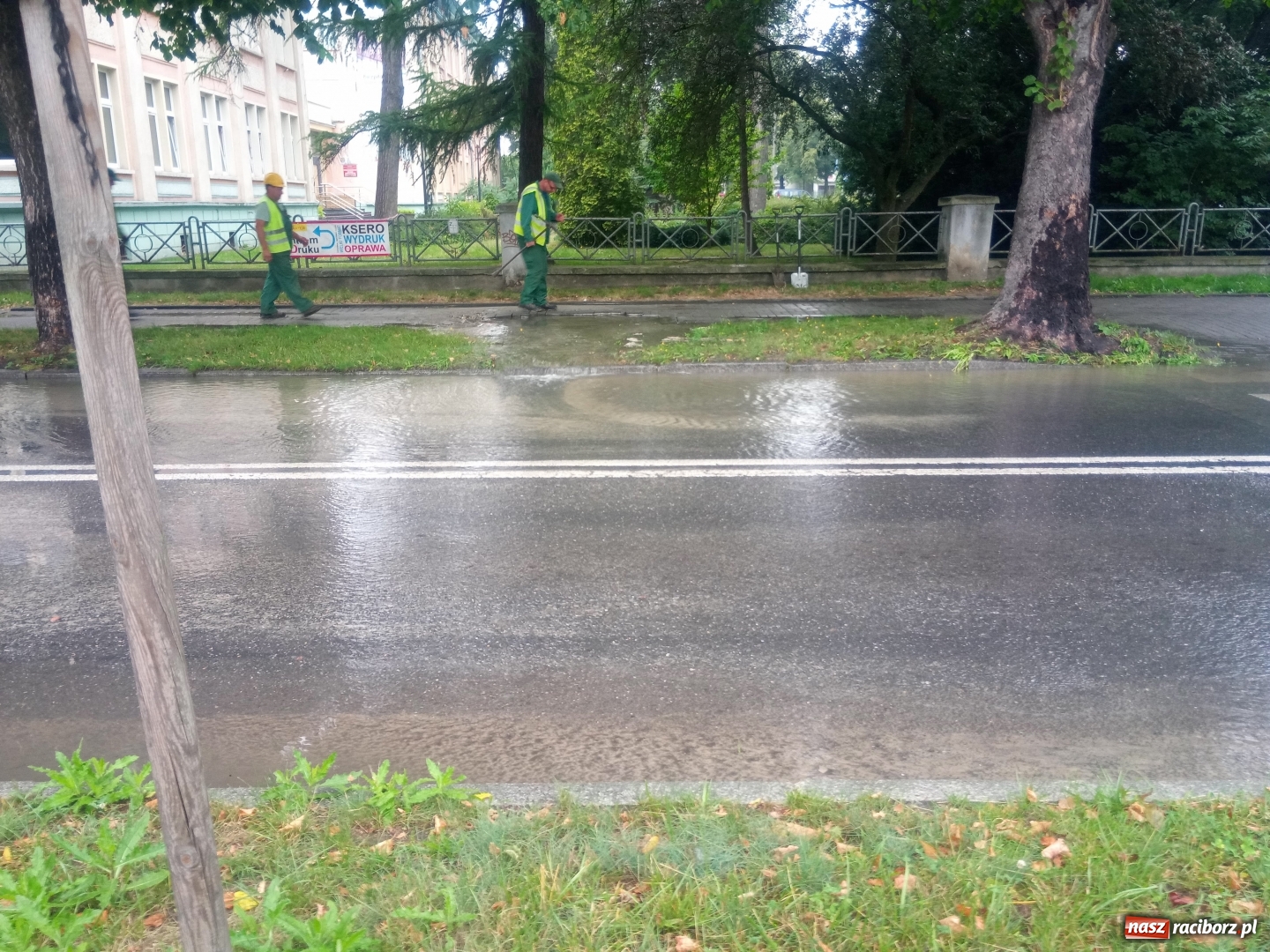 Zdjęcie w galerii na portalu naszraciborz.pl: Awaria wodociągowa przy Słowackiego wiadomości z regionu