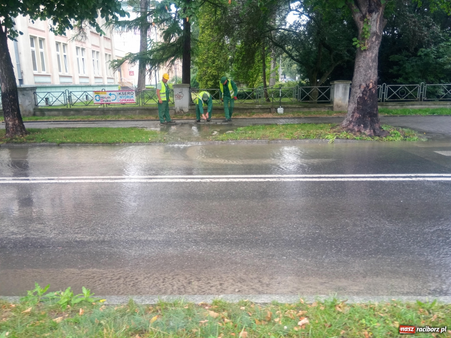 Zdjęcie w galerii na portalu naszraciborz.pl: Awaria wodociągowa przy Słowackiego wiadomości z regionu