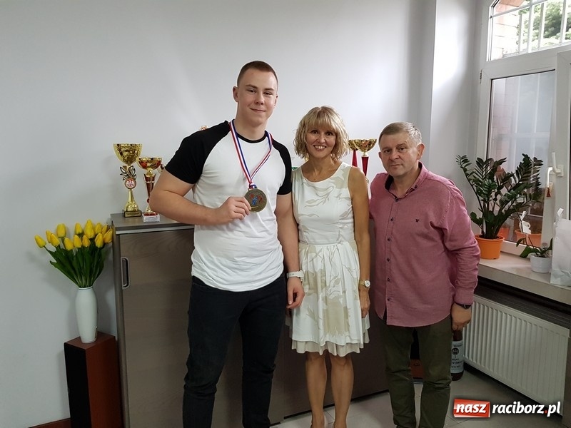 Zdjęcie w galerii na portalu naszraciborz.pl: Tomasz Wawrzyńczyk z wizytą w swojej szkole  wiadomości z regionu