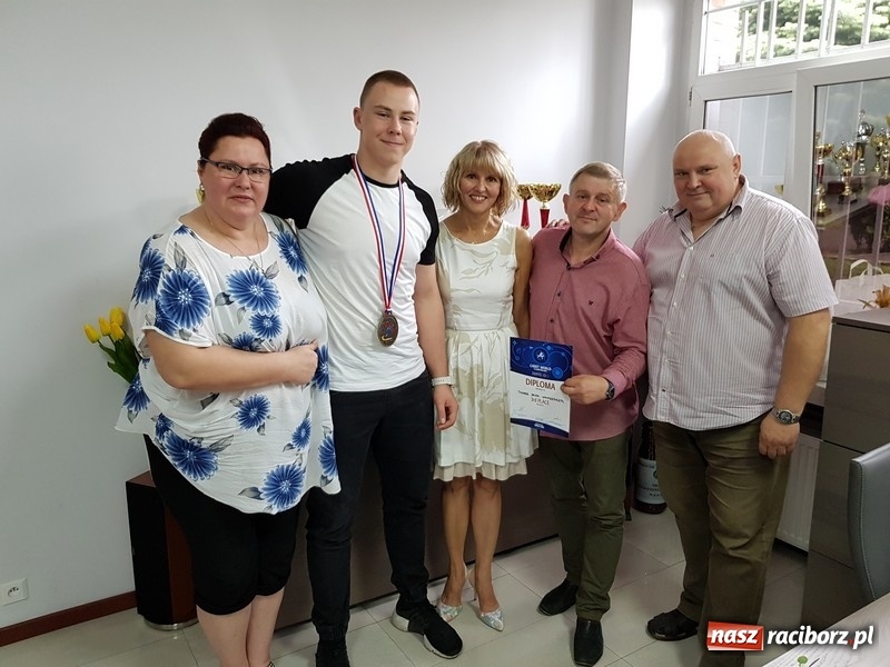 Zdjęcie w galerii na portalu naszraciborz.pl: Tomasz Wawrzyńczyk z wizytą w swojej szkole  wiadomości z regionu