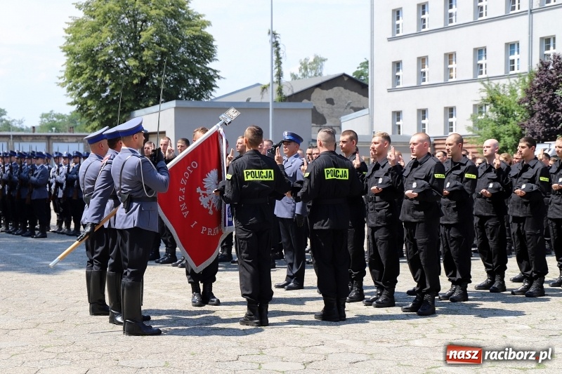 Zdjęcie w galerii na portalu naszraciborz.pl: Nowo przyjęci policjanci złożyli ślubowanie wiadomości z regionu