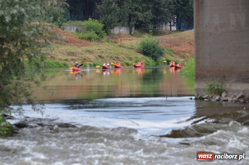 Zdjęcie w galerii na portalu naszraciborz.pl: Wakacyjne spływy z OSiR-em. Takie emocje na odcinku pod mostem kolejowym  wiadomości z regionu