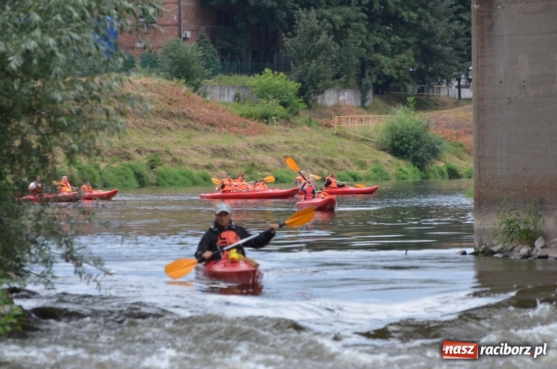 Zdjęcie w galerii na portalu naszraciborz.pl: Wakacyjne spływy z OSiR-em. Takie emocje na odcinku pod mostem kolejowym  wiadomości z regionu