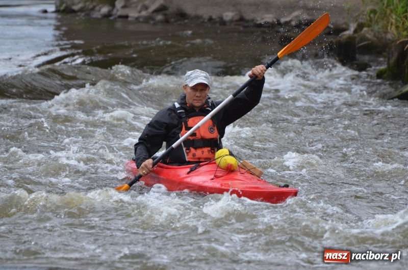 Zdjęcie w galerii na portalu naszraciborz.pl: Wakacyjne spływy z OSiR-em. Takie emocje na odcinku pod mostem kolejowym  wiadomości z regionu