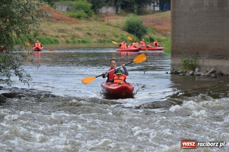 Zdjęcie w galerii na portalu naszraciborz.pl: Wakacyjne spływy z OSiR-em. Takie emocje na odcinku pod mostem kolejowym  wiadomości z regionu