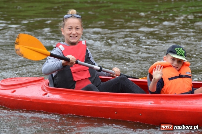 Zdjęcie w galerii na portalu naszraciborz.pl: Wakacyjne spływy z OSiR-em. Takie emocje na odcinku pod mostem kolejowym  wiadomości z regionu