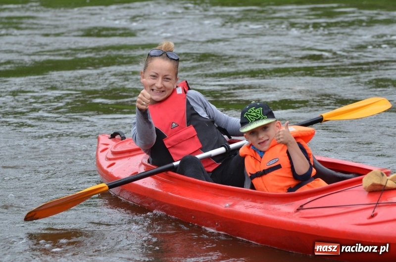 Zdjęcie w galerii na portalu naszraciborz.pl: Wakacyjne spływy z OSiR-em. Takie emocje na odcinku pod mostem kolejowym  wiadomości z regionu