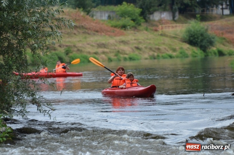 Zdjęcie w galerii na portalu naszraciborz.pl: Wakacyjne spływy z OSiR-em. Takie emocje na odcinku pod mostem kolejowym  wiadomości z regionu