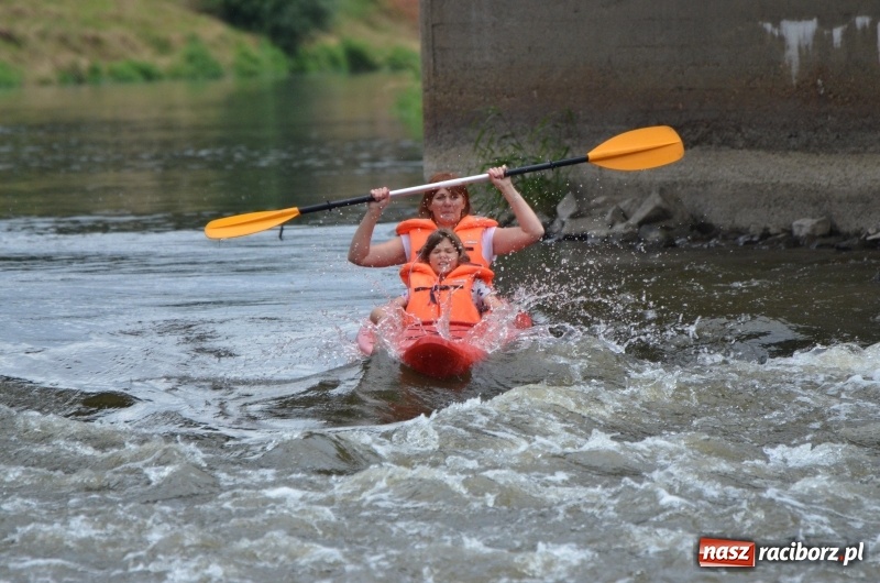 Zdjęcie w galerii na portalu naszraciborz.pl: Wakacyjne spływy z OSiR-em. Takie emocje na odcinku pod mostem kolejowym  wiadomości z regionu