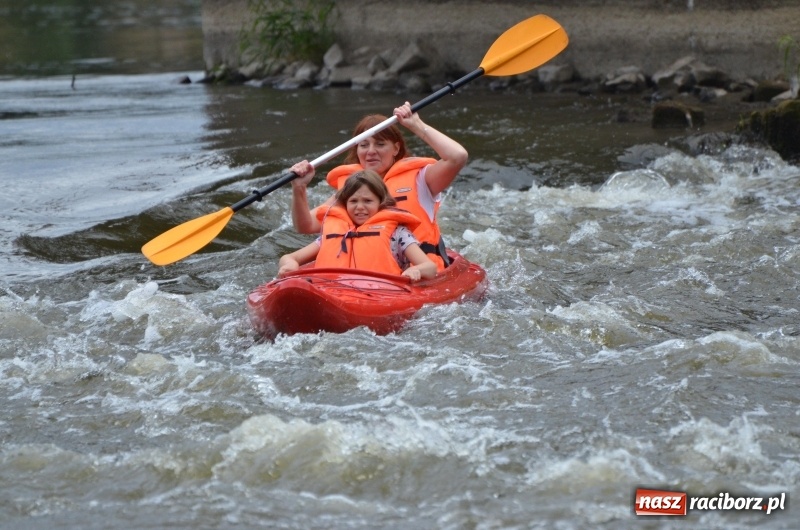 Zdjęcie w galerii na portalu naszraciborz.pl: Wakacyjne spływy z OSiR-em. Takie emocje na odcinku pod mostem kolejowym  wiadomości z regionu