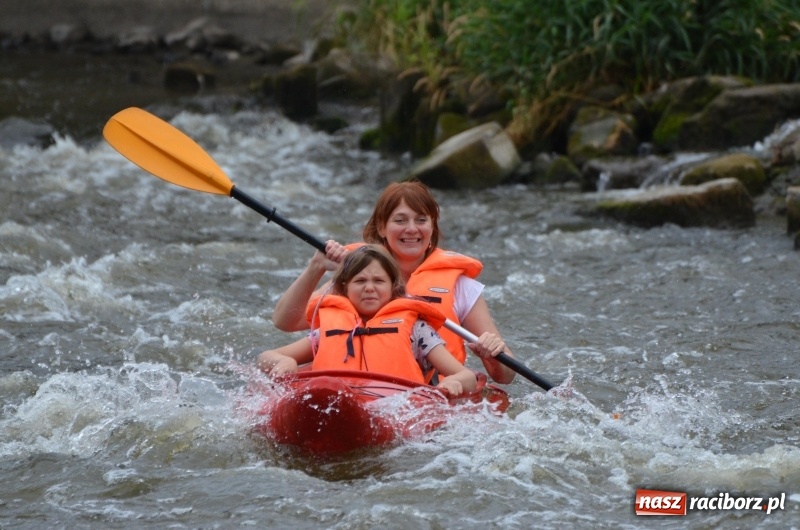 Zdjęcie w galerii na portalu naszraciborz.pl: Wakacyjne spływy z OSiR-em. Takie emocje na odcinku pod mostem kolejowym  wiadomości z regionu