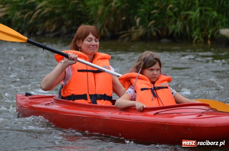 Zdjęcie w galerii na portalu naszraciborz.pl: Wakacyjne spływy z OSiR-em. Takie emocje na odcinku pod mostem kolejowym  wiadomości z regionu