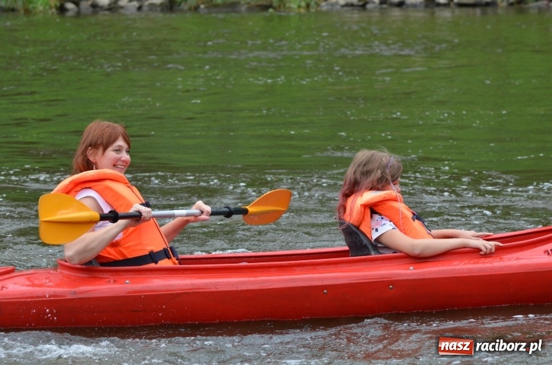 Zdjęcie w galerii na portalu naszraciborz.pl: Wakacyjne spływy z OSiR-em. Takie emocje na odcinku pod mostem kolejowym  wiadomości z regionu