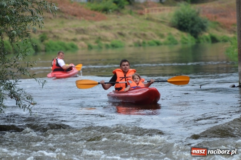 Zdjęcie w galerii na portalu naszraciborz.pl: Wakacyjne spływy z OSiR-em. Takie emocje na odcinku pod mostem kolejowym  wiadomości z regionu