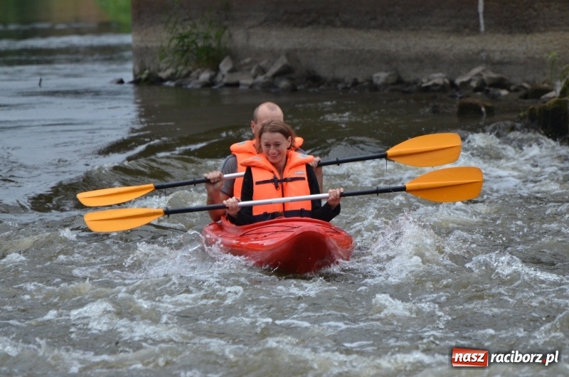 Zdjęcie w galerii na portalu naszraciborz.pl: Wakacyjne spływy z OSiR-em. Takie emocje na odcinku pod mostem kolejowym  wiadomości z regionu