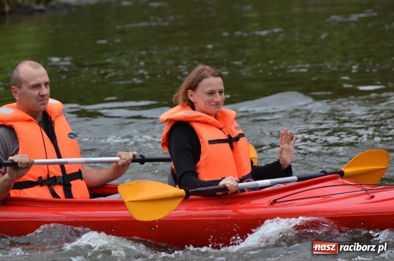 Zdjęcie w galerii na portalu naszraciborz.pl: Wakacyjne spływy z OSiR-em. Takie emocje na odcinku pod mostem kolejowym  wiadomości z regionu