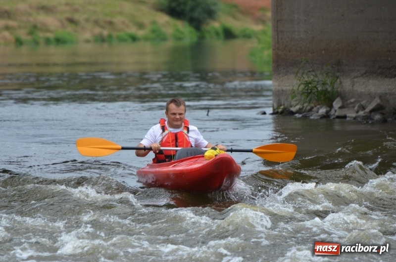 Zdjęcie w galerii na portalu naszraciborz.pl: Wakacyjne spływy z OSiR-em. Takie emocje na odcinku pod mostem kolejowym  wiadomości z regionu