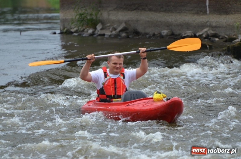Zdjęcie w galerii na portalu naszraciborz.pl: Wakacyjne spływy z OSiR-em. Takie emocje na odcinku pod mostem kolejowym  wiadomości z regionu