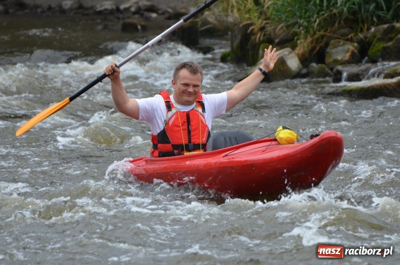 Zdjęcie w galerii na portalu naszraciborz.pl: Wakacyjne spływy z OSiR-em. Takie emocje na odcinku pod mostem kolejowym  wiadomości z regionu