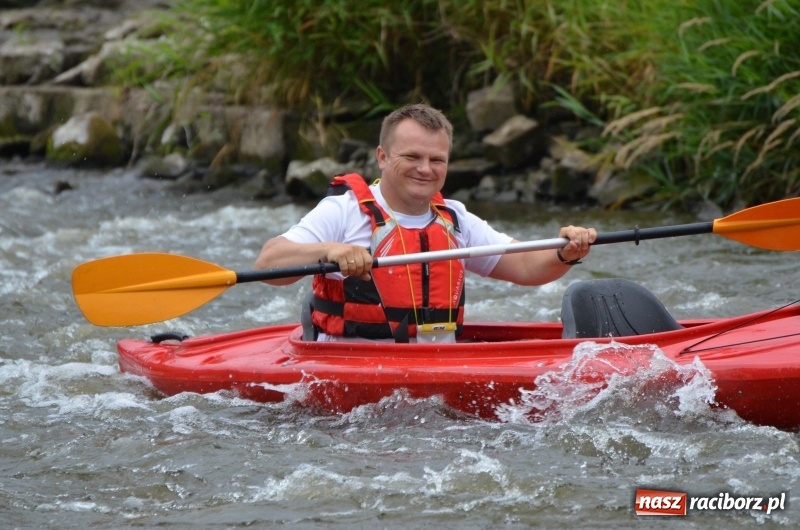 Zdjęcie w galerii na portalu naszraciborz.pl: Wakacyjne spływy z OSiR-em. Takie emocje na odcinku pod mostem kolejowym  wiadomości z regionu