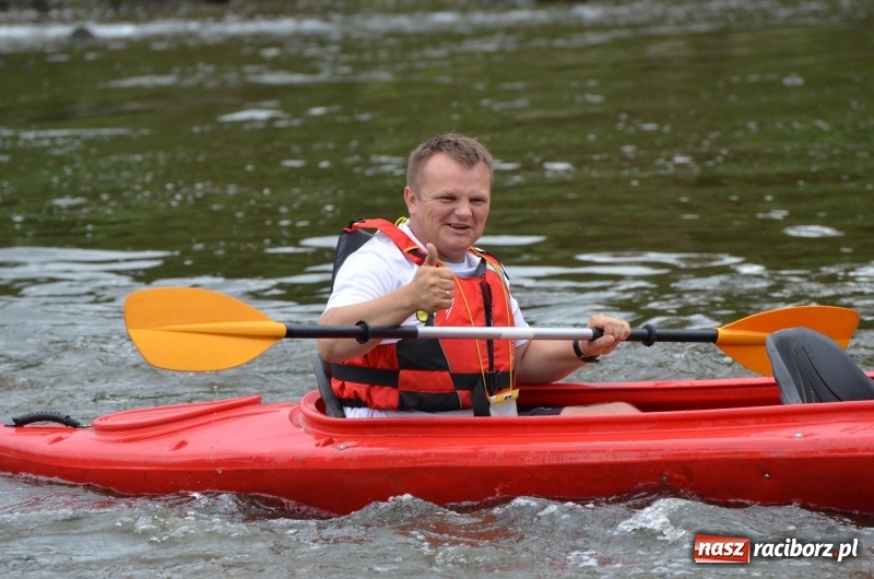 Zdjęcie w galerii na portalu naszraciborz.pl: Wakacyjne spływy z OSiR-em. Takie emocje na odcinku pod mostem kolejowym  wiadomości z regionu
