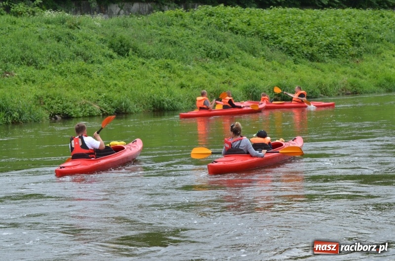Zdjęcie w galerii na portalu naszraciborz.pl: Wakacyjne spływy z OSiR-em. Takie emocje na odcinku pod mostem kolejowym  wiadomości z regionu