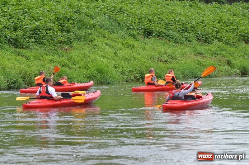 Zdjęcie w galerii na portalu naszraciborz.pl: Wakacyjne spływy z OSiR-em. Takie emocje na odcinku pod mostem kolejowym  wiadomości z regionu