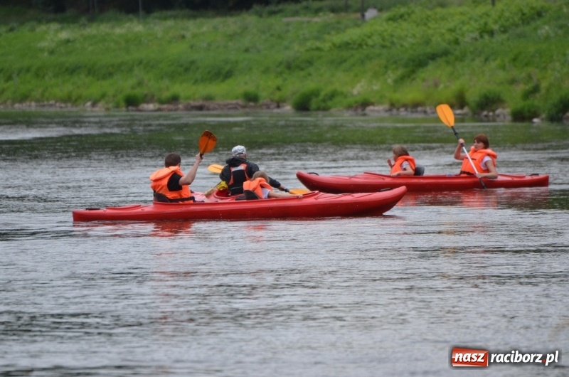 Zdjęcie w galerii na portalu naszraciborz.pl: Wakacyjne spływy z OSiR-em. Takie emocje na odcinku pod mostem kolejowym  wiadomości z regionu