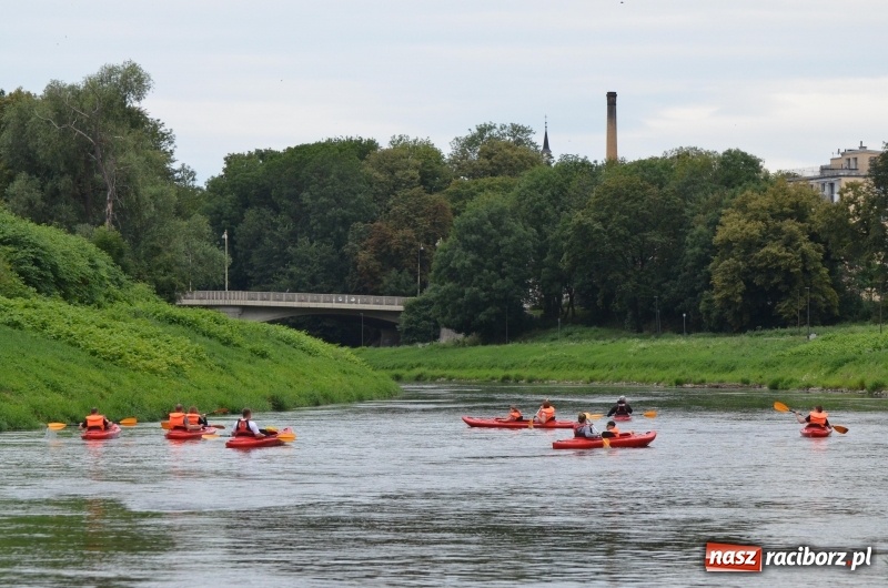 Zdjęcie w galerii na portalu naszraciborz.pl: Wakacyjne spływy z OSiR-em. Takie emocje na odcinku pod mostem kolejowym  wiadomości z regionu
