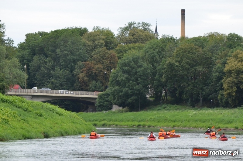 Zdjęcie w galerii na portalu naszraciborz.pl: Wakacyjne spływy z OSiR-em. Takie emocje na odcinku pod mostem kolejowym  wiadomości z regionu