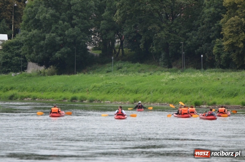 Zdjęcie w galerii na portalu naszraciborz.pl: Wakacyjne spływy z OSiR-em. Takie emocje na odcinku pod mostem kolejowym  wiadomości z regionu