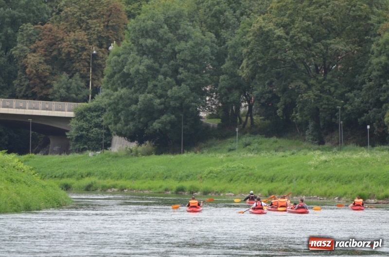 Zdjęcie w galerii na portalu naszraciborz.pl: Wakacyjne spływy z OSiR-em. Takie emocje na odcinku pod mostem kolejowym  wiadomości z regionu