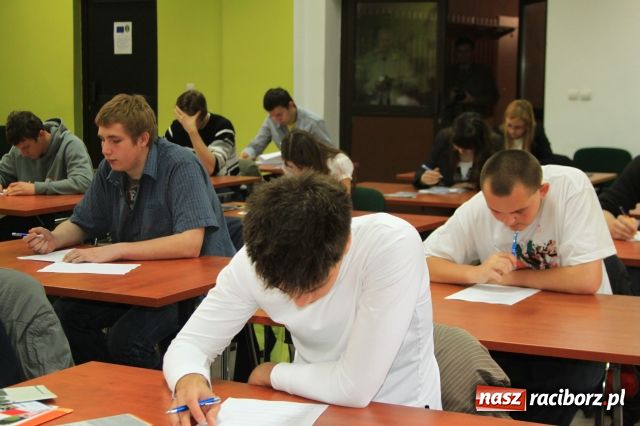 Zdjęcie w galerii na portalu naszraciborz.pl: Strażnicy sprawdzili uczniów wiadomości z regionu