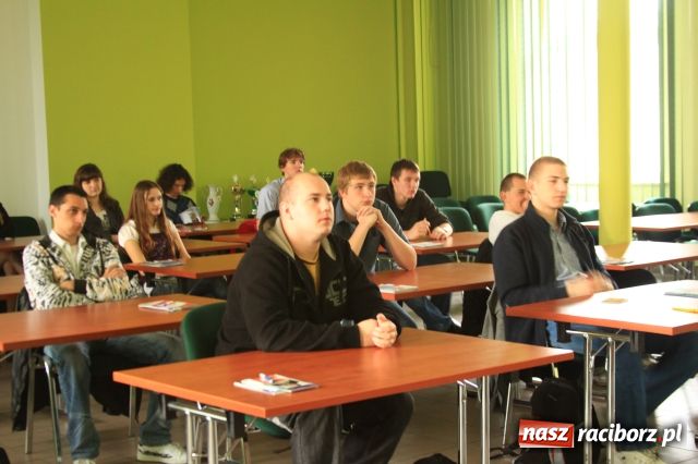 Zdjęcie w galerii na portalu naszraciborz.pl: Strażnicy sprawdzili uczniów wiadomości z regionu