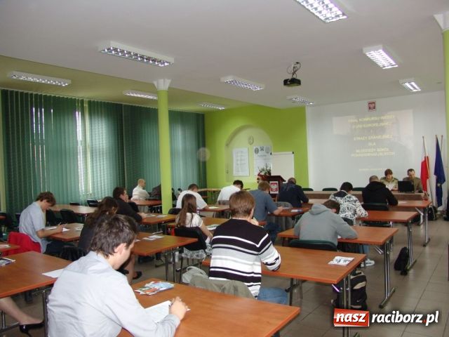 Zdjęcie w galerii na portalu naszraciborz.pl: Strażnicy sprawdzili uczniów wiadomości z regionu