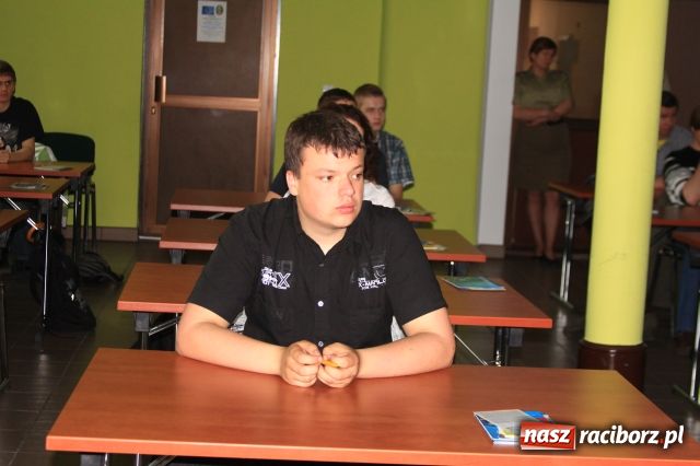 Zdjęcie w galerii na portalu naszraciborz.pl: Strażnicy sprawdzili uczniów wiadomości z regionu