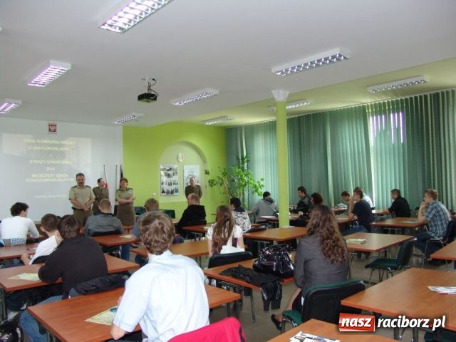 Zdjęcie w galerii na portalu naszraciborz.pl: Strażnicy sprawdzili uczniów wiadomości z regionu