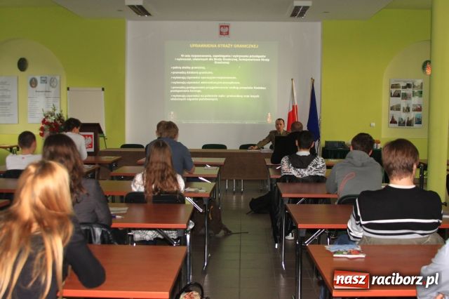 Zdjęcie w galerii na portalu naszraciborz.pl: Strażnicy sprawdzili uczniów wiadomości z regionu