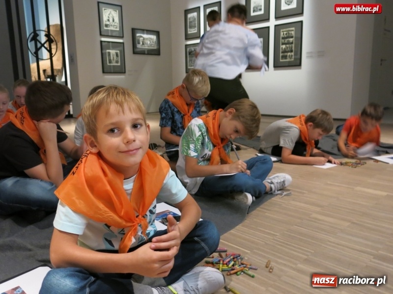 Zdjęcie w galerii na portalu naszraciborz.pl: Uczestnicy Lata z biblioteką na warsztatach w Muzeum Śląskim wiadomości z regionu