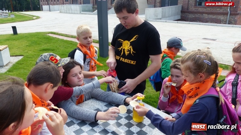 Zdjęcie w galerii na portalu naszraciborz.pl: Uczestnicy Lata z biblioteką na warsztatach w Muzeum Śląskim wiadomości z regionu