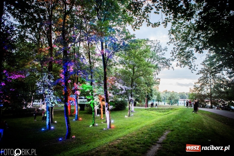 Zdjęcie w galerii na portalu naszraciborz.pl: INTRO Festival to nie tylko muzyka, ale i ŚWIATŁO. Mapping 3D kaplicy FOTO i WIDEO wiadomości z regionu